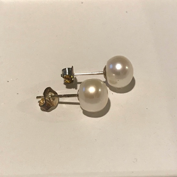 ✨HP✨8mm Freshwater Pearl Earrings NWOT - Picture 2 of 3